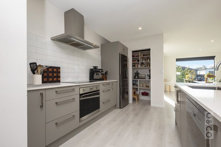 Photo of property in 37 Lumbarda Drive, Kumeu, 0810