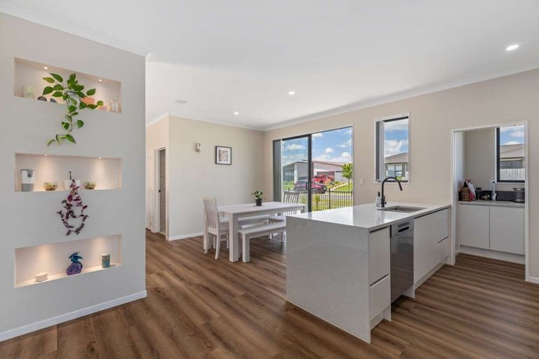 Photo of property in 2 Poutawa Lane, Clarks Beach, 2122