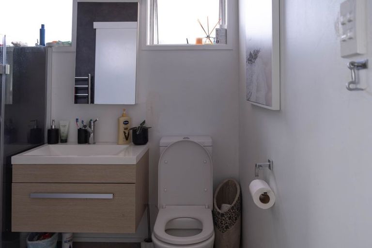 Photo of property in 1/14 Valley View Road, Glenfield, Auckland, 0629