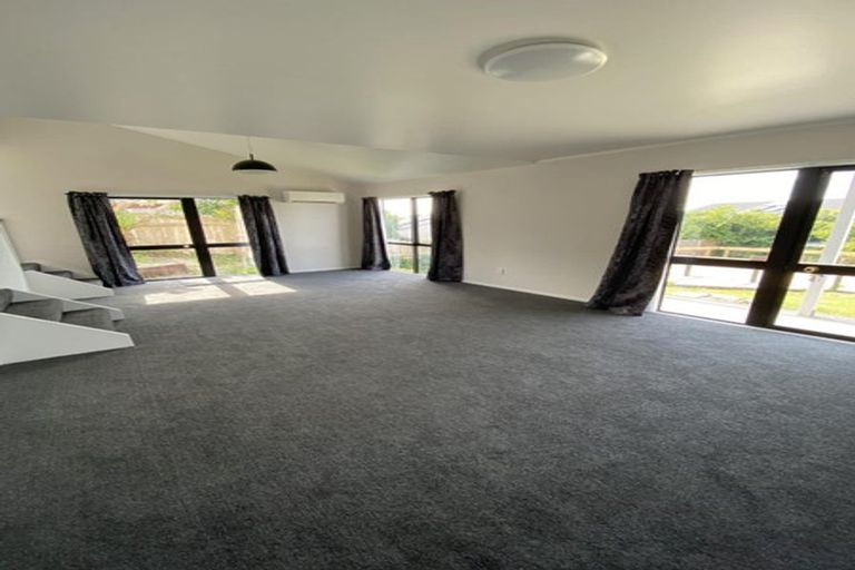 Photo of property in 2/16 Ebony Place, Massey, Auckland, 0614