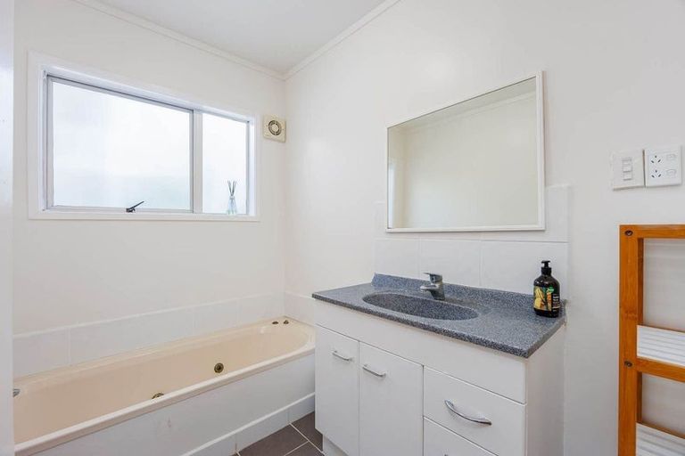 Photo of property in 24 Squirrel Lane, Browns Bay, Auckland, 0630