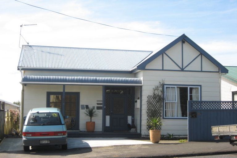 Photo of property in 15 Morley Street, New Plymouth, 4310