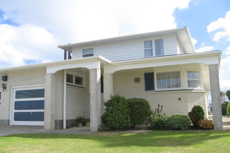 Photo of property in 18 Westview Grove, Miramar, Wellington, 6022