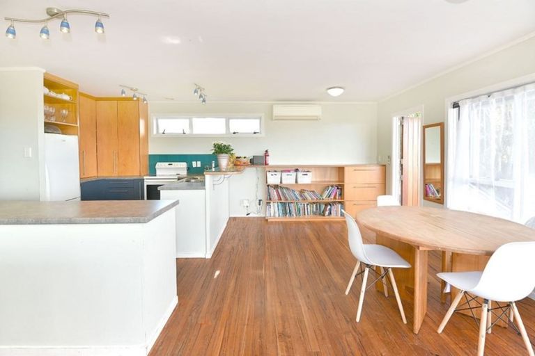 Photo of property in 3 Red Beach Road, Red Beach, 0932