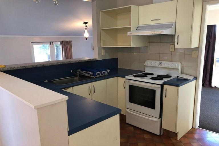 Photo of property in 11 Tupaki Place, Pakuranga Heights, Auckland, 2010