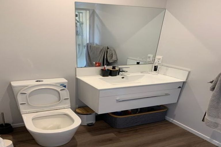 Photo of property in 3a Hillview Crescent, Paparangi, Wellington, 6037