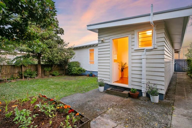 Photo of property in 1/211 Onewa Road, Birkenhead, Auckland, 0626