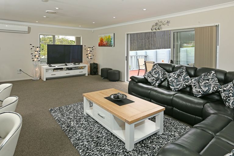 Photo of property in 16a Cedar Heights Avenue, Massey, Auckland, 0614