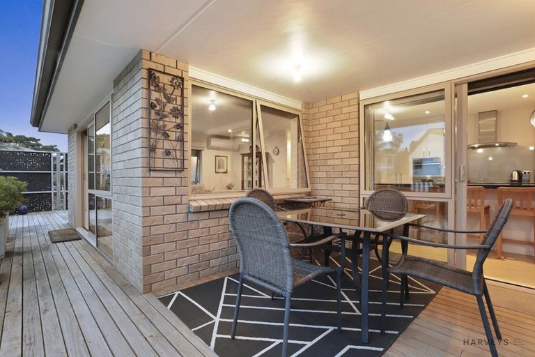 Photo of property in 48 Godley Road, Green Bay, Auckland, 0604