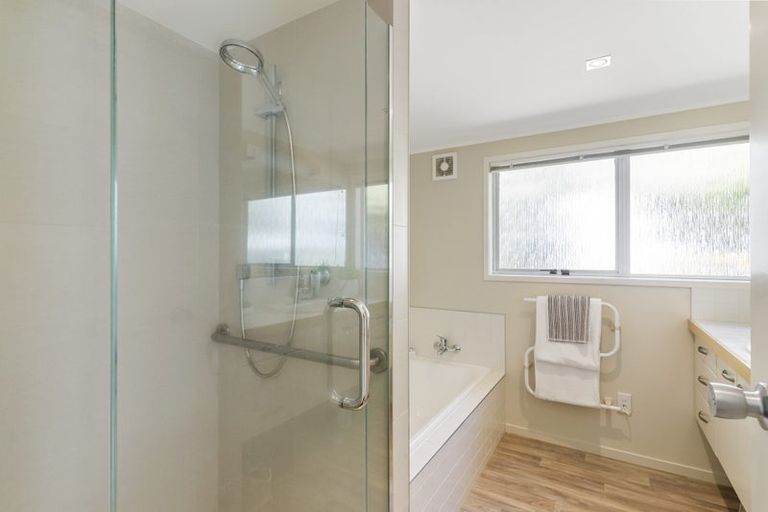 Photo of property in 40 Saddleback Rise, Murrays Bay, Auckland, 0630