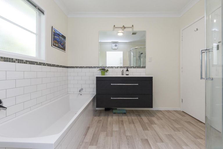 Photo of property in 2 Williams Terrace, Fitzherbert, Palmerston North, 4410