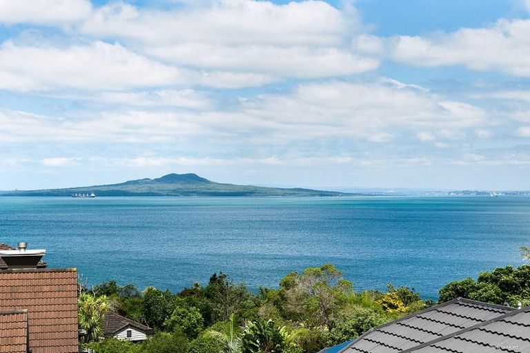 Photo of property in 31 Churchill Road, Murrays Bay, Auckland, 0630