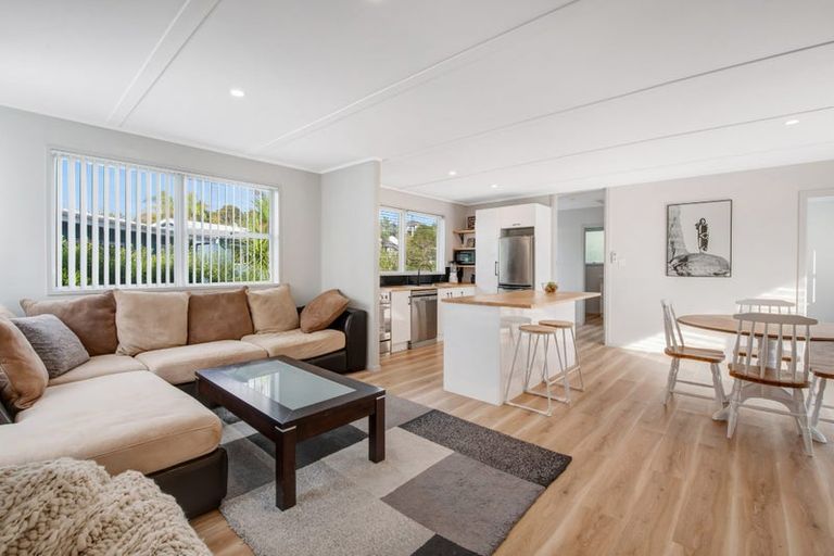 Photo of property in 5 Maori Hut Road, Red Beach, 0932