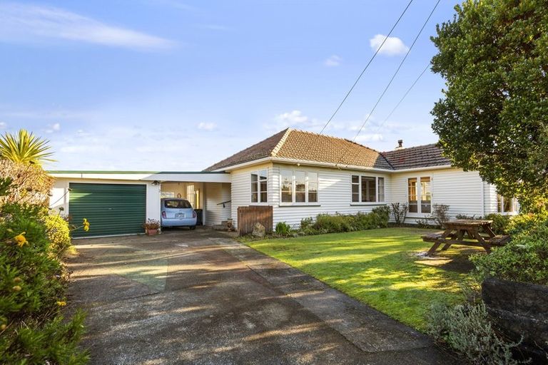 Photo of property in 2 Ongley Crescent, Tawa, Wellington, 5028