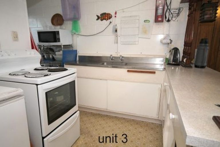 Photo of property in 81 Pupuke Road, Northcote, Auckland, 0627