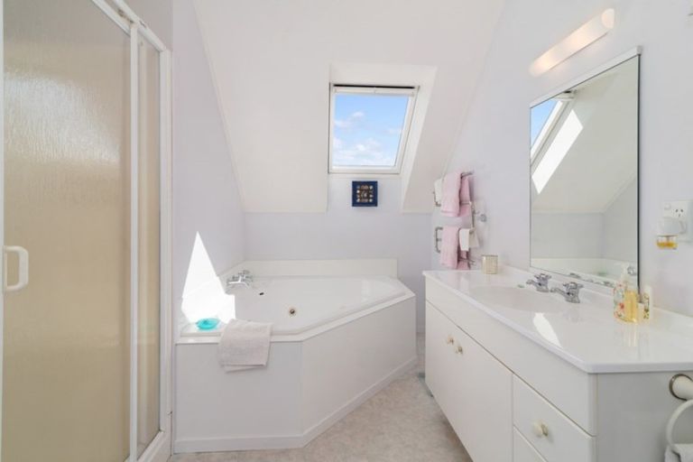 Photo of property in 14 Robinson Avenue, Holdens Bay, Rotorua, 3010