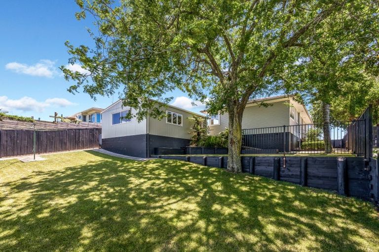 Photo of property in 17 Advene Road, Cockle Bay, Auckland, 2014