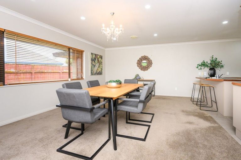 Photo of property in 6 Ron Place, Fitzherbert, Palmerston North, 4410