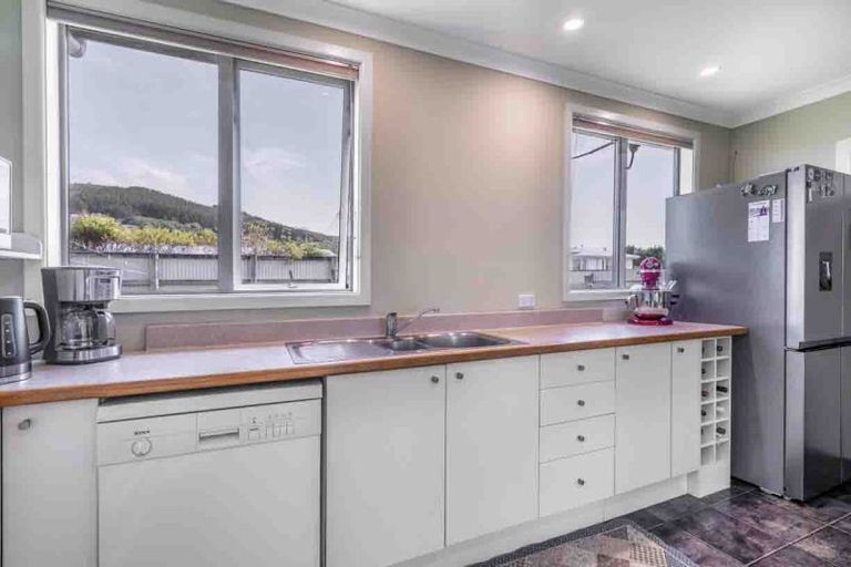 Photo of property in 246 Marine Parade, Bluff, 9814