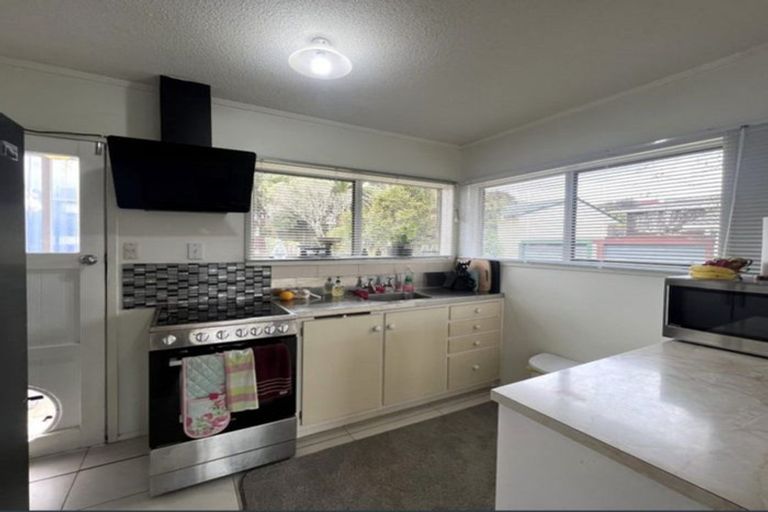 Photo of property in 1/3 Forsythe Place, Massey, Auckland, 0614