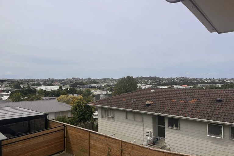 Photo of property in 261 Wairau Road, Totara Vale, Auckland, 0627