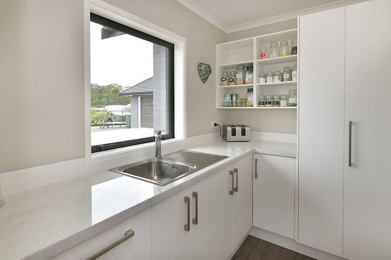 Photo of property in 4 Loretta Place, Red Beach, 0932