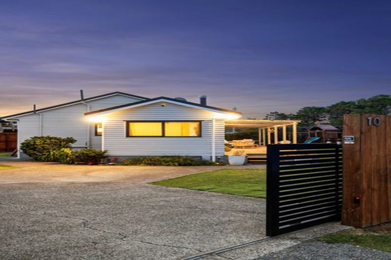 Photo of property in 10 Great North Road, Riverhead, 0820