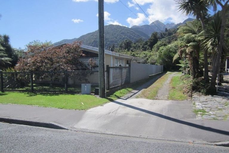 Photo of property in 22 Cron Avenue, Te Atatu South, Auckland, 0610