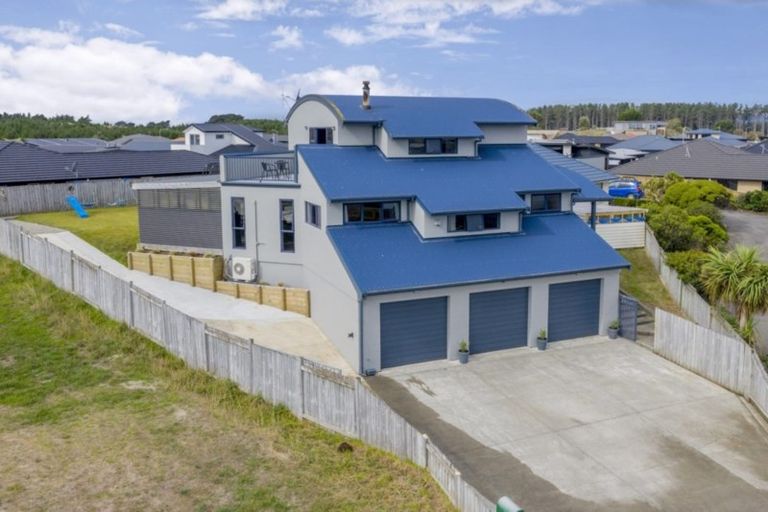 Photo of property in 12 Teppett Place, Foxton Beach, Foxton, 4815