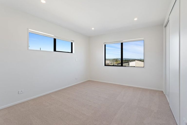 Photo of property in 34 Viridian Avenue, Rosehill, Papakura, 2113