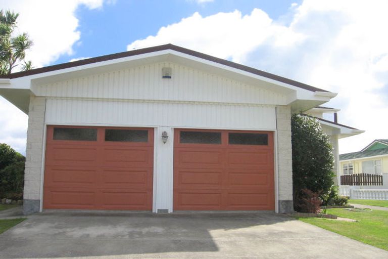 Photo of property in 16 Westview Grove, Miramar, Wellington, 6022