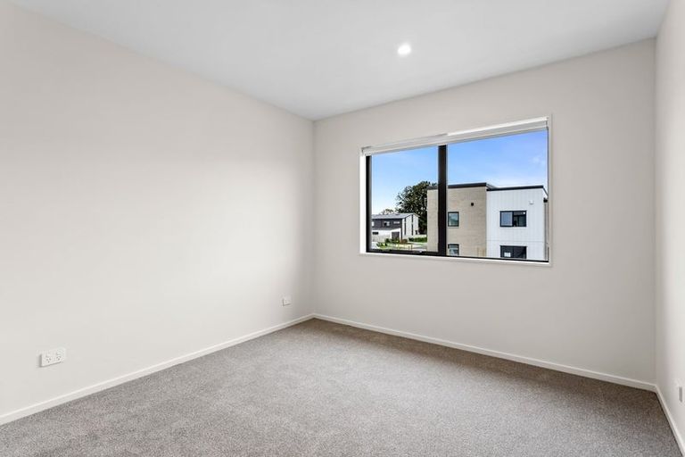 Photo of property in 28 Viridian Avenue, Rosehill, Papakura, 2113