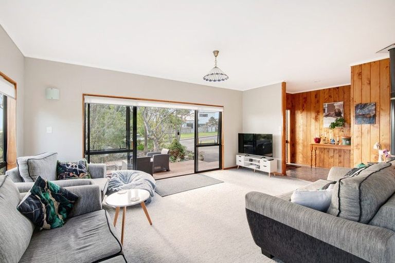 Photo of property in 2 Hand Road, Helensville, 0800