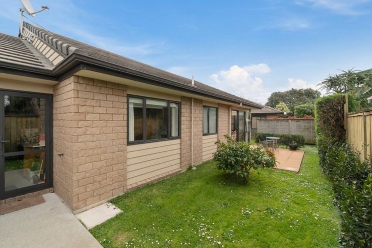 Photo of property in 26 Royalle Mews, Botany Downs, Auckland, 2010