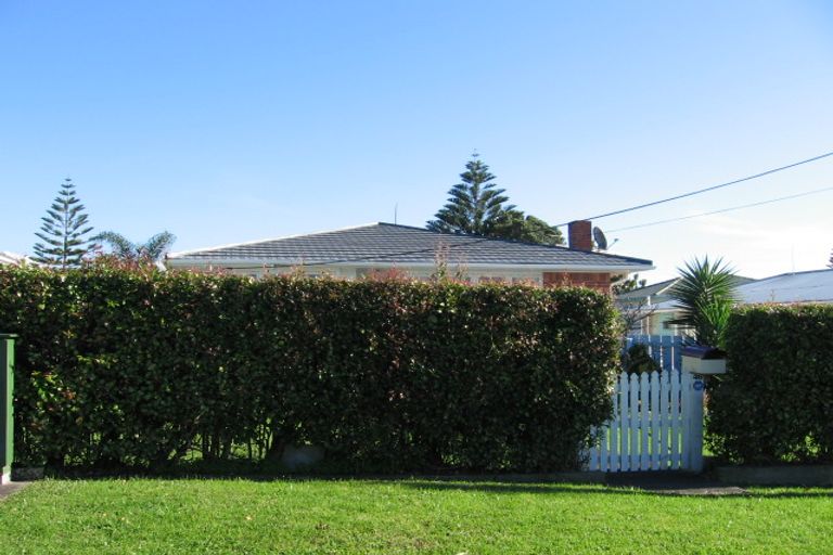 Photo of property in 46 Flanshaw Road, Te Atatu South, Auckland, 0610