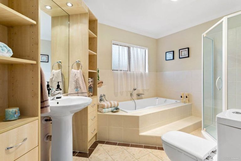 Photo of property in 18 Maidstone Place, Oteha, Auckland, 0632