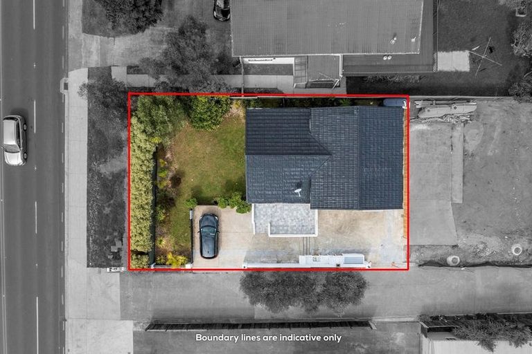 Photo of property in 2/4202a Great North Road, Glendene, Auckland, 0602