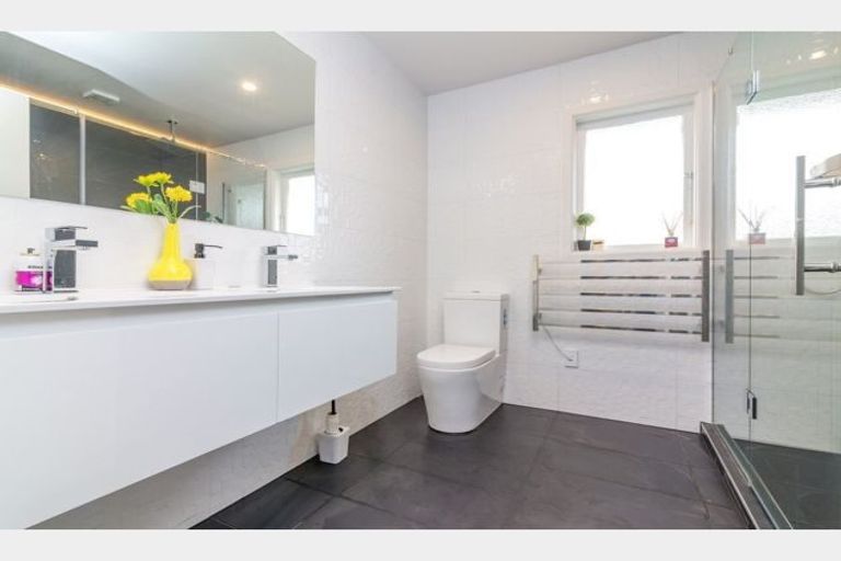 Photo of property in 10 Devon Street, Te Atatu South, Auckland, 0610