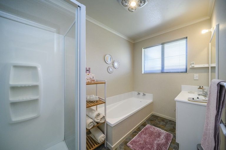 Photo of property in 76 Geneva Terrace, Kelvin Grove, Palmerston North, 4414