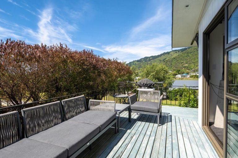 Photo of property in 247a Waikawa Road, Waikawa, Picton, 7220