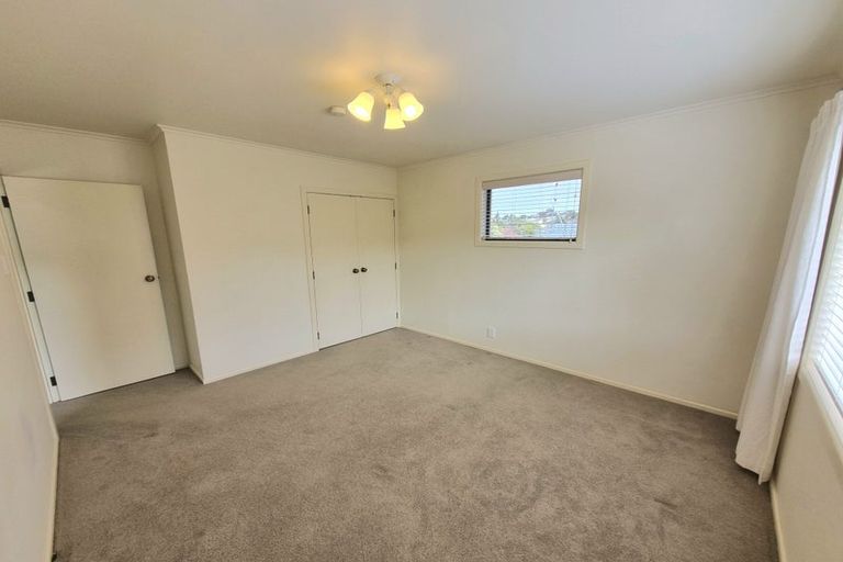 Photo of property in 3a Leiden Place, Totara Vale, Auckland, 0629