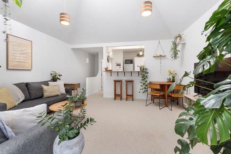 Photo of property in 16 Lawson Place, Mount Victoria, Wellington, 6011