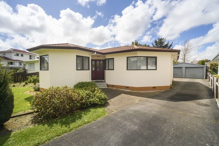 Photo of property in 16 Ashford Avenue, Hokowhitu, Palmerston North, 4410