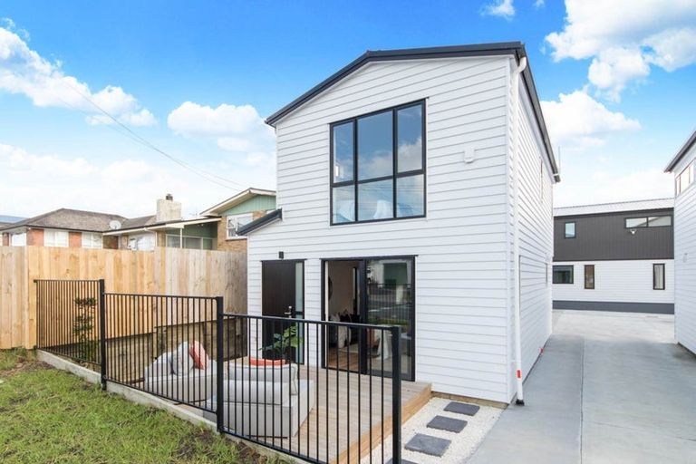 Photo of property in 2/85 Royal View Road, Te Atatu South, Auckland, 0610