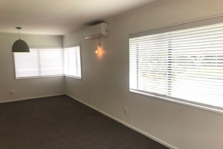 Photo of property in 2/98 Mirrabooka Avenue, Botany Downs, Auckland, 2010