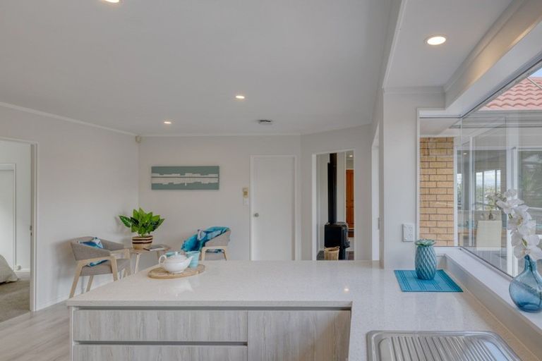 Photo of property in 10 Van Dyke Place, West Harbour, Auckland, 0618