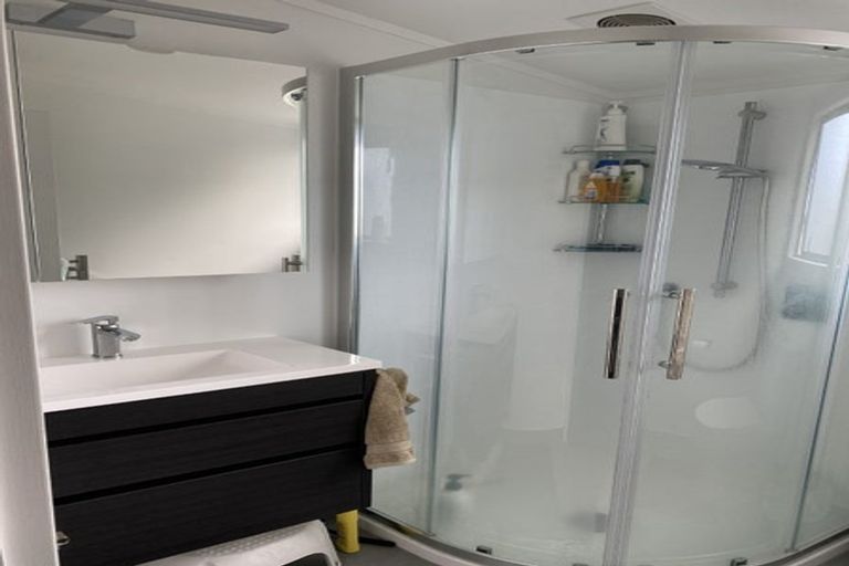 Photo of property in 1/4 Avalon Place, Glenfield, Auckland, 0629