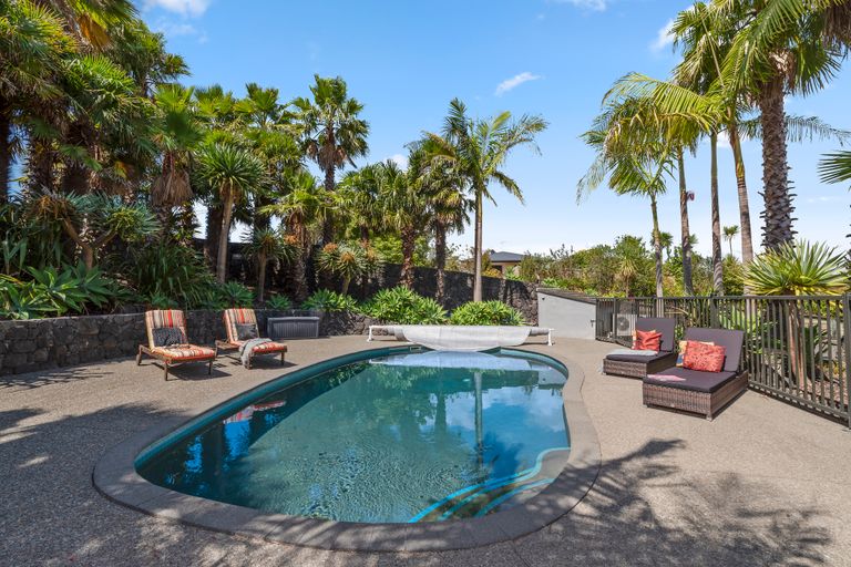 Photo of property in 2/90 Albany Highway, Greenhithe, Auckland, 0632