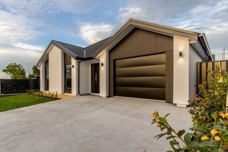 Photo of property in 98 Eriksen Road, Te Awa, Napier, 4110