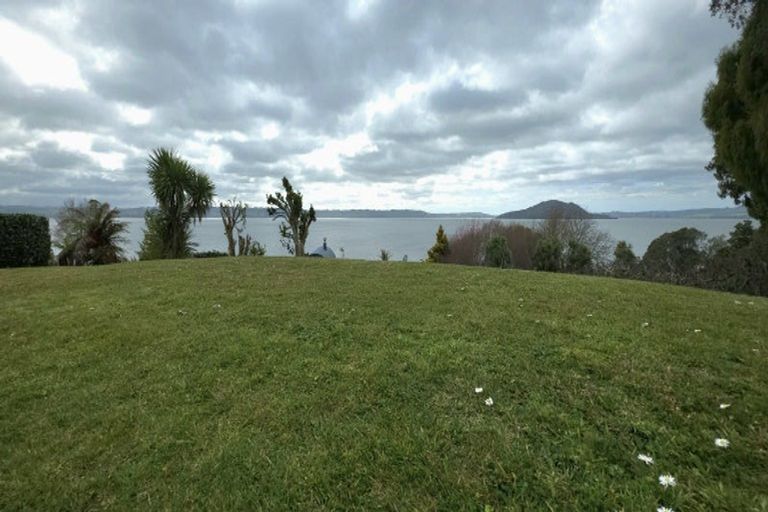 Photo of property in 26 Tupara Crescent, Kawaha Point, Rotorua, 3010